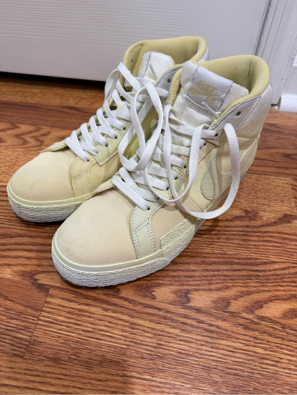 Nike High-Top Sneakers in Soft Yellow and White